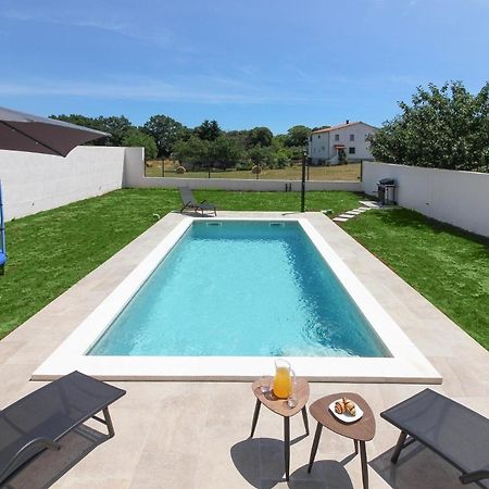 Ferienhaus Mit Privatpool Fuer 4 Personen Ca 60 Qm In Sisan, Istrien Suedkueste Von Istrien Exterior foto